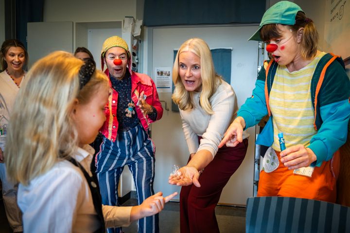 Kronprinsesse Mette-Marit inne hos pasienten Esther Marie (5).