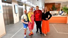 Høyre-leder Erna Solberg møtte Sykehusklovnene på Haukeland sykehus fjerde juledag. F.v.: Sykehusklovnene Tito og Petrine, Erna Solberg og daglig leder i Sykehusklovnene, Ellen Arnstad.