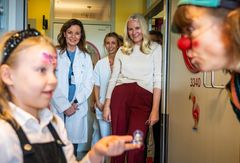 Kronprinsesse Mette-Marit uttrykte glede og begeistring etter besøk på Ullevål sykehus der hun møtte sykehusklovnene.