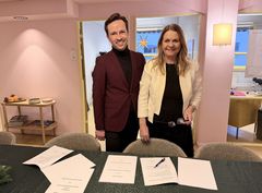 Ellen Arnstad, daglig leder i Sykehusklovnene, og Per Emil Grimstad, forbundsleder i Norsk Skuespillerforbund, signerte tariffavtalen hos Norsk skuespillerforbund fredag 5.12.2025