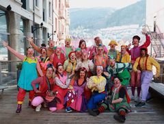 39 profesjonelle skuespillere blir fast ansatt fra 1. januar 2026. Her er sykehusklovnene samlet under Bergen City Marathon i 2024.