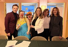 F.v.: Per Emil Grimstad (forbundsleder i Norsk Skuespillerforbund), sykehusklovn Maxine P. (Anne-Marthe Lund Engnes) og Bella Bing Bong (Hedda Munthe), Ellen Arnstad (daglig leder i Sykehusklovnene), Kjersti Skjaker (kunstnerisk leder i Sykehusklovnene), Irina Eidsvold-Toien (styreleder i Sykehusklovnene)