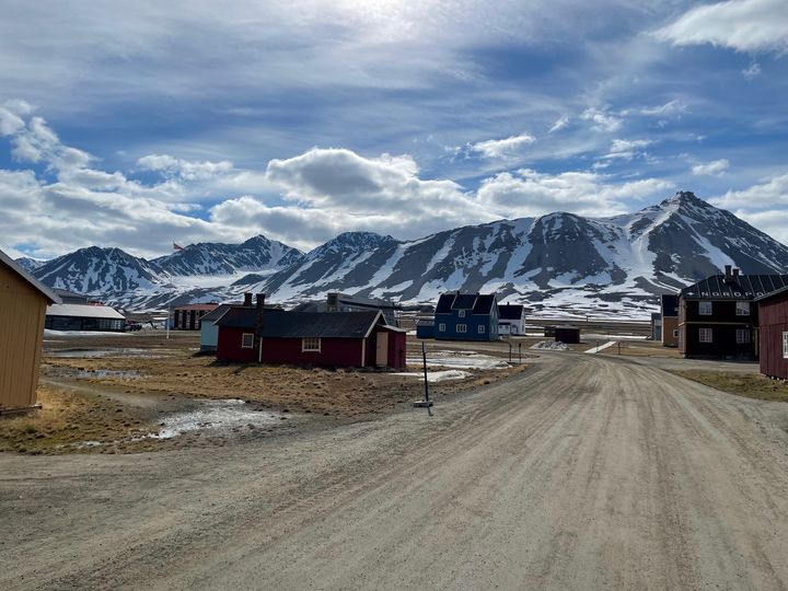 Ny-Ålesund er en forskningsstasjon på Svalbard med vekt på studier av Arktis og klimaendringer.
