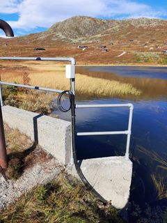 Liten installasjon: Den hvite boksen er kommunikasjonsenheten som sender data til Where2O-tjenesten. Målestasjonen bruker lite energi og har en batteritid på minst fem år. I tillegg er den enkel å montere og kan festes på eksisterende infrastruktur. Foto: Preben Irgens.