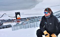 Skredvarsling: Leder for teknologi og innovasjon ved Telenor Svalbard, Einar Jenssen ved et av målepunktene i Svalbard, der IoT-snømåling er en del av skredberedskapen. Foto: Stian Kristoffer Sande.