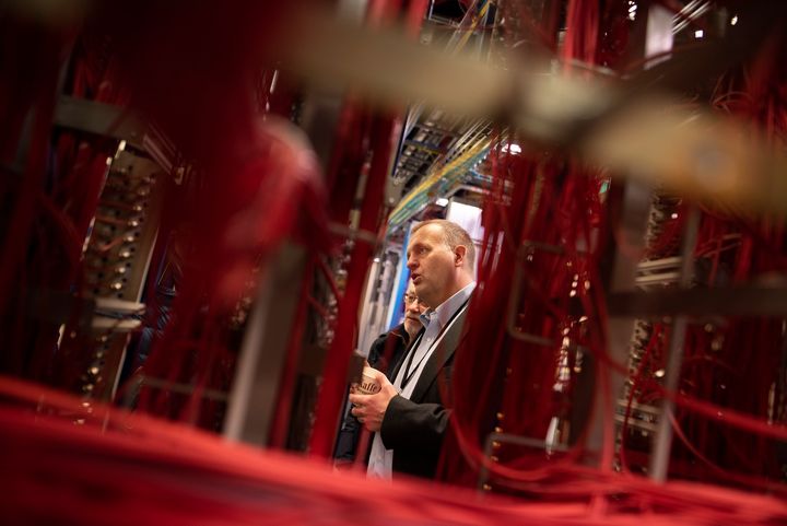 Moderniseringsdirektør Arne Quist Christensen i Telenor Norge forteller at kobbernettet gradvis fases ut. Her fra Fagerborg telefonsentral i Oslo. Foto: Martin Fjellanger