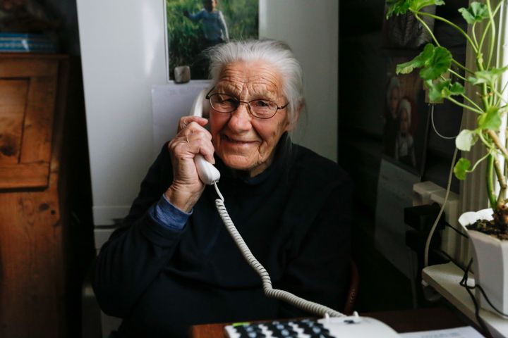 Ruth Solveig Frågodt i Flesberg i Buskerud var den siste fasttelefonkunden igjen på kobbernettet. Hun har nå fått en ny hjemmetelefonløsning over mobilnettet. Foto: Appolone Jerpseth.