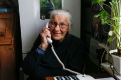 Ruth Solveig Frågodt i Flesberg i Buskerud var den siste fasttelefonkunden igjen på kobbernettet. Hun har nå fått en ny hjemmetelefonløsning over mobilnettet. Foto: Appolone Jerpseth.