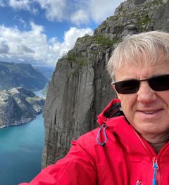 Dekningsdirektør Bjørn Amundsen la selv ferieturen til Prekestolen i 2020 der han sjekket både dekningen og utsikten. Foto:Bjørn Amundsen.