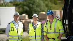 Klima- og bærekraftsdirektør i Telenor Norge, Tina Hageberg Sølvberg, flankert av ordfører Bror Helgestad, Østre Toten (t.v.) og anleggsleder Bjørn Ivar Trudvang fra Tessta. Foto: Martin Fjellanger