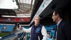 Dekningsdirektør Bjørn Amundsen og planlegger Muhammad Hussein tester det nye mobilanlegget for 4G og 5G på Ullevaal stadion. Foto: Martin Fjellanger