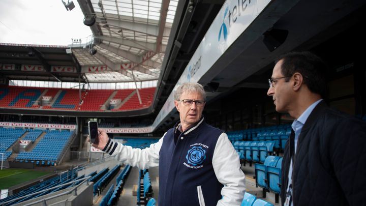 Dekningsdirektør Bjørn Amundsen og planlegger Muhammad Hussein tester det nye mobilanlegget for 4G og 5G på Ullevaal stadion. Foto: Martin Fjellanger