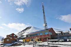 SOLCELLER PÅ PLASS: Telenor Svalbard er nå på plass i gjenoppbygd kontor og datasenter med solceller på taket. Foto: Stian Kristoffer Sande.
