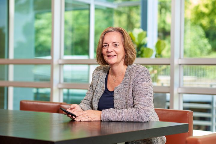 – Eg gler meg til å starte i Telenor Noreg, eit selskap eg starta i tilbake i 1996, seier Elisabeth Stene, ny HR-direktør.