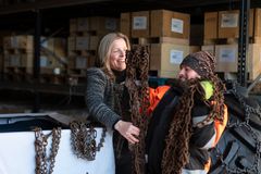 Stine Lilleseth og hennes kollega Adam Musial formidler tonnevis med kjetting, målet er at all utslitt kjetting skal havne i en returkonteiner og resirkuleres. Foto: Martin Fjellanger, Telenor.