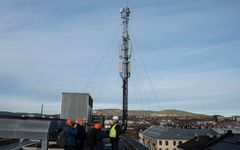 Mens kjelleren på Fagerborg stasjon i Oslo inntil videre er full av kobberkabler, er det mobilantenner med 5G som dominerer på taket. Foto: Martin Fjellanger