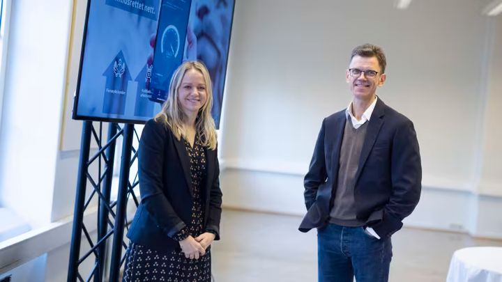 Administrerende direktør Petter-Børre Furberg og leder for TV og bredbånd Camilla Amundsen la nylig fram status for kobbernettet og nye bredbåndsteknologier i Telenors gamle kobbersentral på Fagerborg i Oslo. Foto: Martin Fjellanger