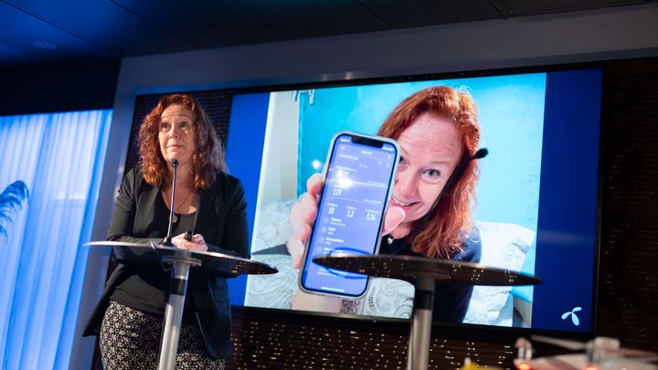 5G på soverommet: Teknologidirektør i Telenor, Ingeborg Øfsthus, er blant de i Norge som allerede har fått 5G. Her har hun tatt en hastighetstest på soverommet sitt – med resultat på over én gigabit pr. sekund. Foto: Martin Fjellanger