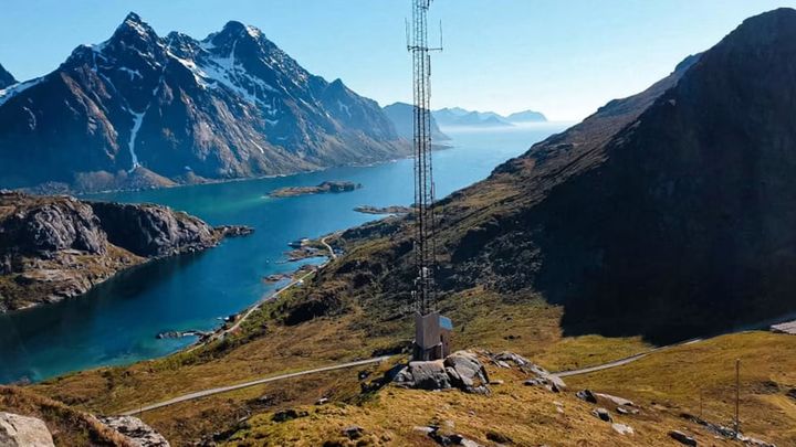 Dekningsturen går blant annet til Lofoten. Her er en basestasjon ved Steinfjorden med Mærvold-pollen nærmest. Foto: Amund Ringen Jøråsen
