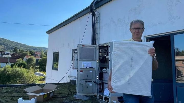 Telenors dekningsdirektør, Bjørn Amundsen, forteller at Telenor har store 5G-planer for Drammen. Her er han ved Drammens første 5G-basestasjon på Konnerud.