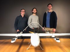 NTNU-studentene (f.v) Herman Øie Kolden, Bernhard Paus Græsdal og Lars Erik Fagernæs har utviklet en drone som skal fly blodprøver fra Røros til Trondheim.