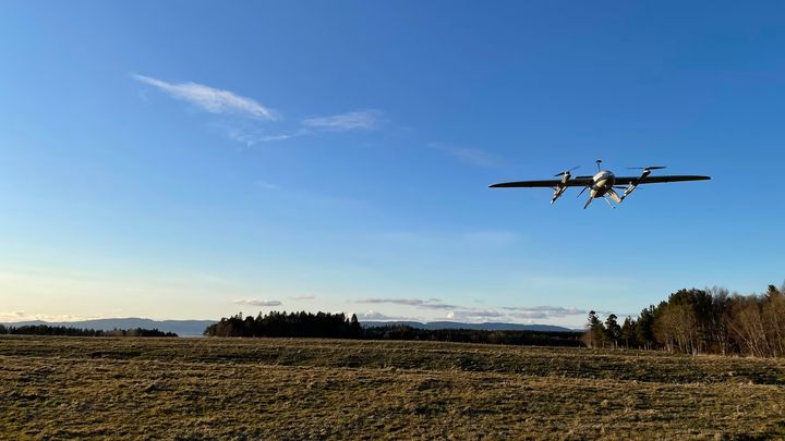 Droner vil spille en nøkkelrolle i transport av prøver mellom norske sykehus fremover. Frakt av blod- og laboratorieprøver mellom fastlegekontorer til sykehus vil enklere ved hjelp av fremtidens transportmiddel.