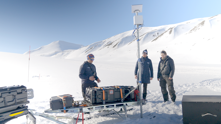 Fra venstre: Einar Jenssen (leder for teknologi og innovasjon, Telenor Svalbard), Odd Arild Stenstuen (System Specialist RAN, Telenor Norge) og Markus Floer (systemingeniør, Telenor Svalbard)