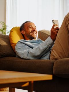 Menn ringer i snitt tre flere samtaler i måneden enn kvinner, men ved pensjonsalder skjer det et skifte der menn snakker stadig mindre i telefonen.