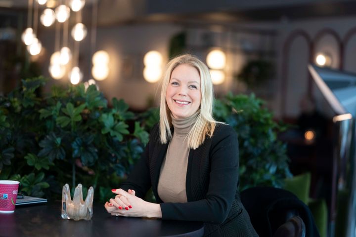 - Det er overraskende hvor mange som sier at forholdet trolig ikke ville overlevd uten mobilen. Dette gir et annet perspektiv på hvordan vi ofte ser på teknologi og digitalisering. Skjermbruk har utfordringer, og jeg tror vi alle har lyst til å kutte ned. Men da handler det også om hva vi bruker mobilen til. På sitt beste kan teknologien koble mennesker tettere sammen, sier Rikke Klonteig Nielsen i Telenor. Foto: Martin Fjellanger