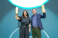 Telenors Norgessjef Birgitte Engebretsen og teknologidirektør Roger Nerli med utmerkelser fra Opensignal.  Foto: Opensignal