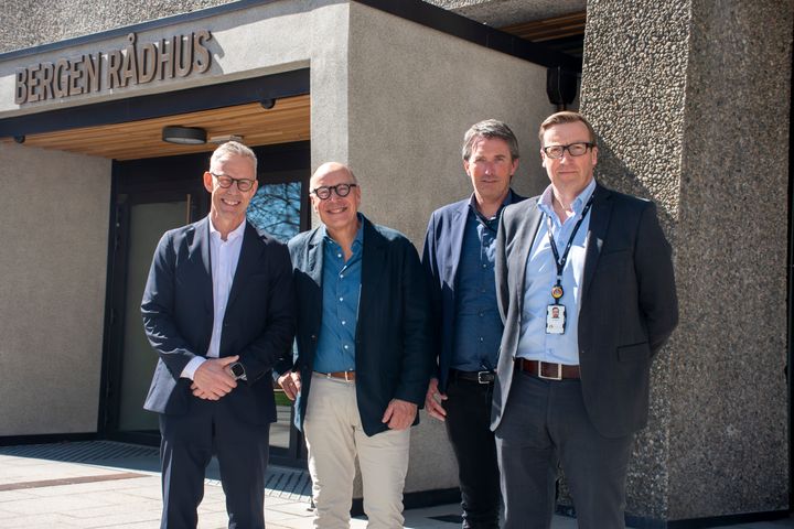 Avtale signert i Bergen mandag. Fra venstre: Torfinn Eriksen (leder for bedriftsmarkedet i Telenor), Torbjørn Larsen (leder for IT i Telenor), Kjetil Århus (digitaliseringsdirektør i Bergen kommune) og Jan Tenold (direktør for Ansattservice i Bergen kommune). Foto: Bergen kommune