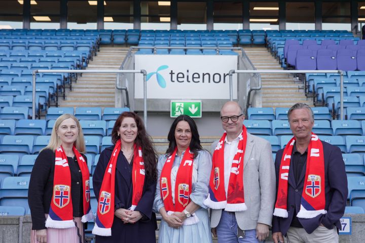 Fra venstre: Ragnhild Mathisen, divisjonsdirektør i Telenor Norge, Lise Klaveness, president i Norges Fotballforbund, Birgitte Engebretsen, administrerende direktør i Telenor Norge, Karl-Petter Løken, generalsektretær i Norges Fotballforbund, Runar Pahr Andresen, kommersiell direktør i Norges Fotballforbund.