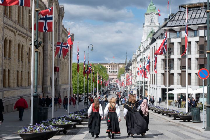 På nasjonaldagen øker bruken av Snapchat og bildemeldinger, mens TikTok faller, viser tall fra Telenor. Denne dagen er nordmenn mer opptatt av å dele bilder og korte videoer enn å konsumere innhold på TikTok. Foto: Martin Fjellanger