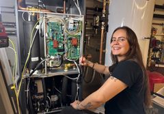 Victoria Bjørge er elektriker og representerer fjorårets «30 under 30»-vinnere i årets jury.