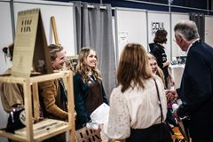 Bilde av studenter som presenterer ideer