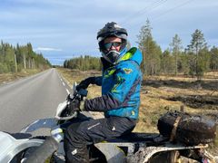 Erlend Lønnum, på sin Husqvarna motorsykkel.