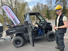 Med gul vernehjelm som har blitt et varemerke når LEKS Motor Oslo og Erlend Lønnum er ute med sine Can-am ATV-er.