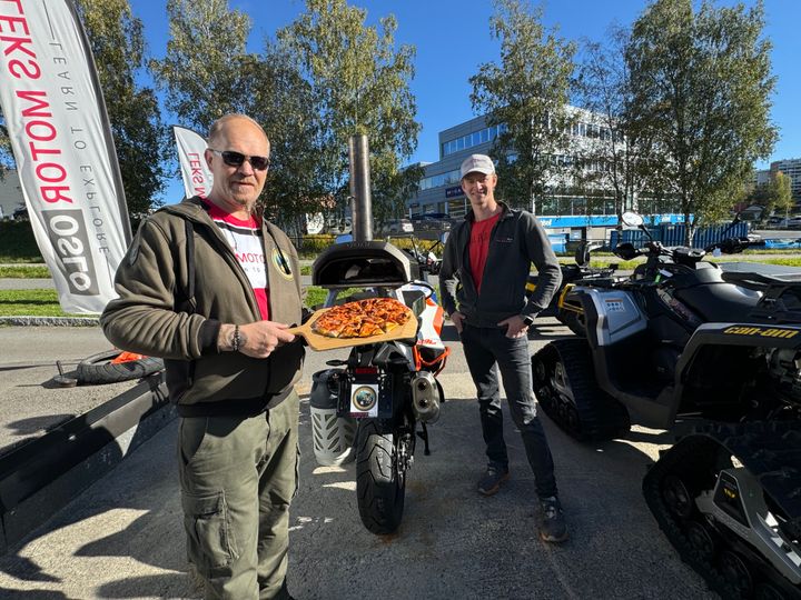 Hans Kristian Jørgensen (til venstre) fronter mental helse og et sunt liv gjennom MC og ATV. Her sammen med  daglig leder Erlend Lønnum hos LEKS Motor Oslo AS.  Se også: https://www.bikerkost.no/ og https://www.instagram.com/biker.kost/