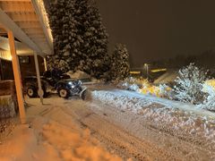 Erlend Lønnum, aktiv med snørydding med en Can-Am Outlander 6x6, utenfor et gårdsrom i Nordre Follo, utenfor Oslo. Foto: LEKS Motor Oslo