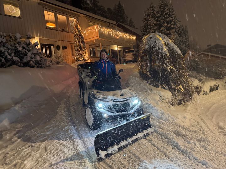 Erlend Lønnum, daglig leder i LEKS Motor Oslo i gang med å rydde snø foran en oppkjørsel hjemme på Kolbotn i Nordre Follo rett utenfor Oslo. Foto: LEKS Motor Oslo