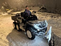 Erlend Lønnum, aktiv med snørydding med en Can-Am Outlander 6x6, utenfor et gårdsrom i Nordre Follo, utenfor Oslo. Foto: LEKS Motor Oslo