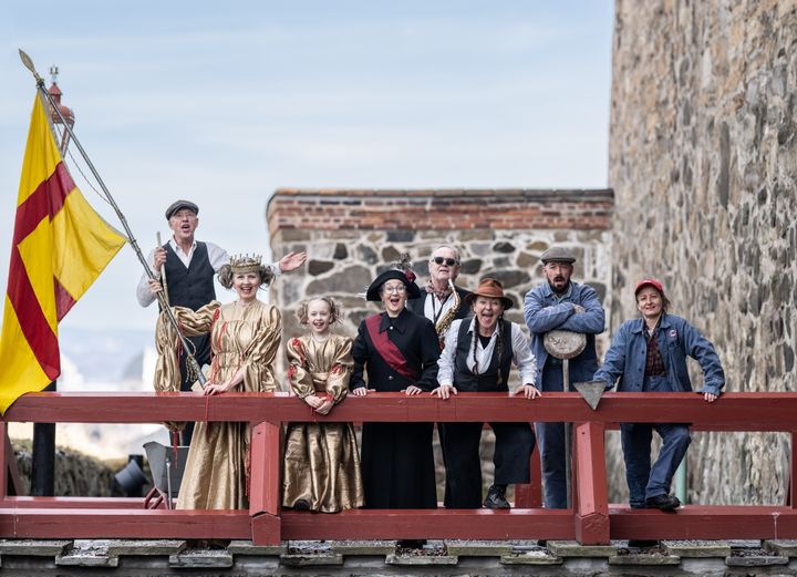 Ensemblet i vandreforestillingen «Festningen forteller». (Foto: Lars Opstad)