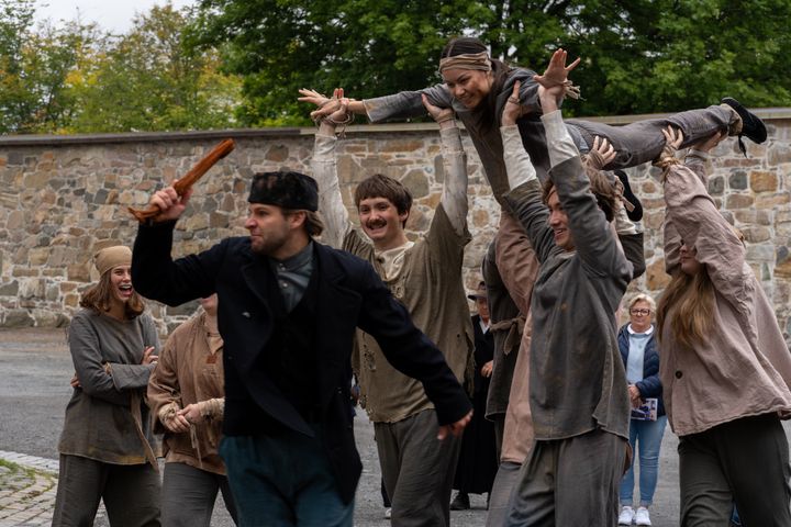 Fra vandreforestillingen Festningen forteller, elever ved Scenekunstakademiet. (Foto: Linda Jystad/Karpedammen Scene)