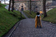 Følg omviserene rundt fra post til post på Akershus festning