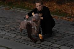 Macanisen, figurteaterdukke laget og spilt av Maia Lohre Køhn.