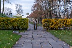 Vokt dem for hunden! En vandrende spøkelsesfortelling på Akershus festning. Her en av omviserne spilt av Mariell Sørensen.
