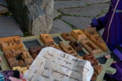 Løs oppgaver og finn puslebrikkene som mangler
