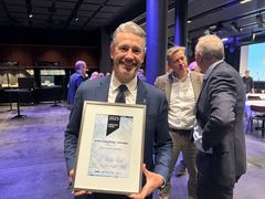 Arne Norheim (adm. direktør, Azets) med årets diplom som et synlig bevis på Årets Konsulentpris. I bakgrunn ser vi Hans-Henrik Merckoll, managing director og partner, OBF Leadership i Oslo Business Forum og Kjell Rusti, adm. direktør Sopra Steria i Norge.