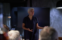 Sommeliér Nora Paynter Gundersen fra Palmer Group presenterte årets juleviner.