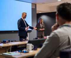 Arne Norheim under frokostmøte med Nikolai Astrup.